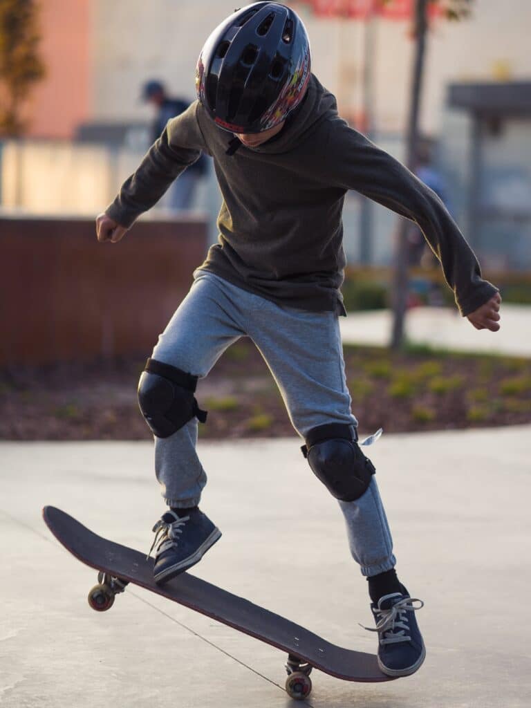 enfant pratiquant un ollie lors d'un copurs de skate sur Grenoble